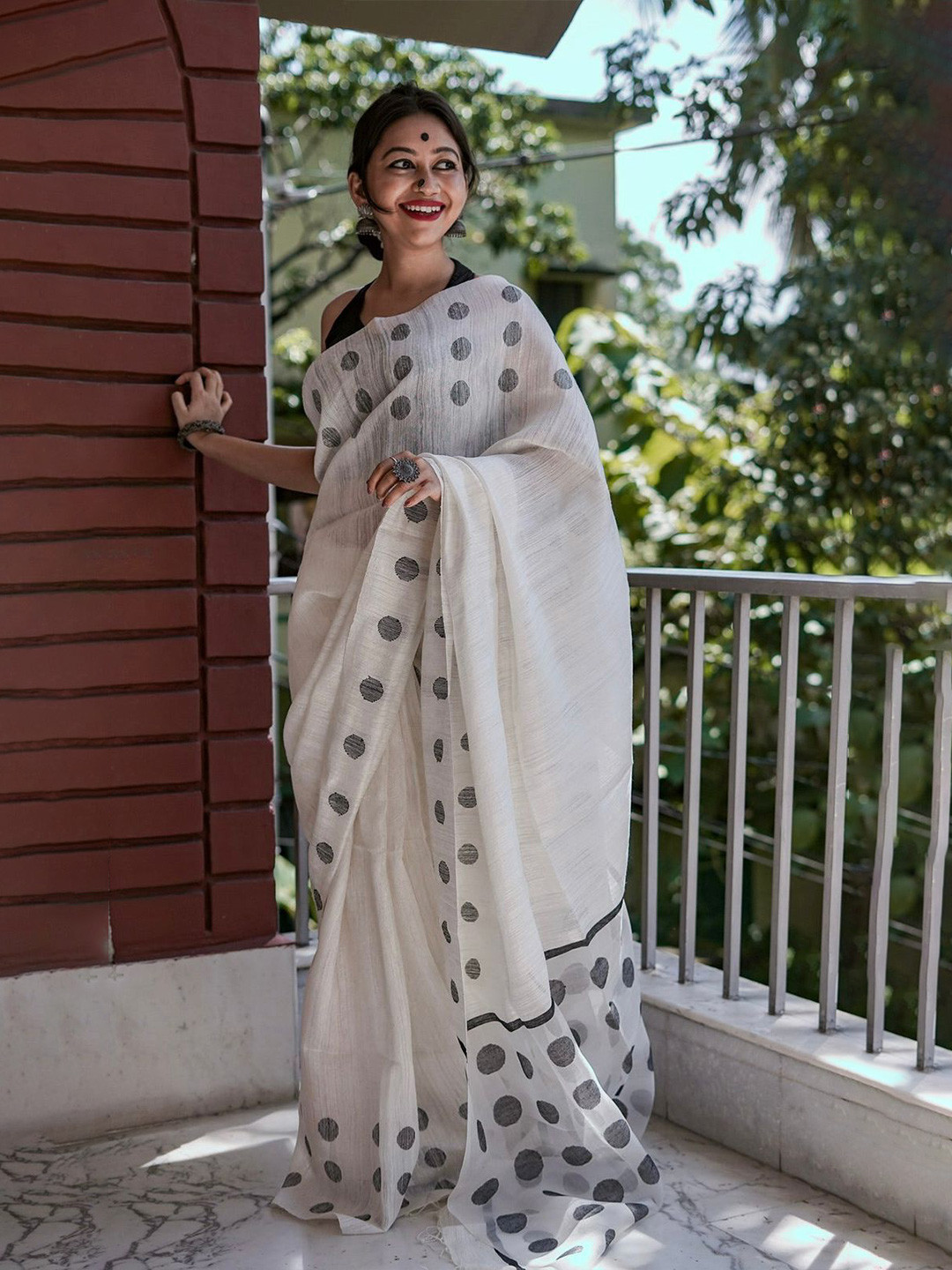 

LADY SHOPI Woven Design Banarasi Saree, White