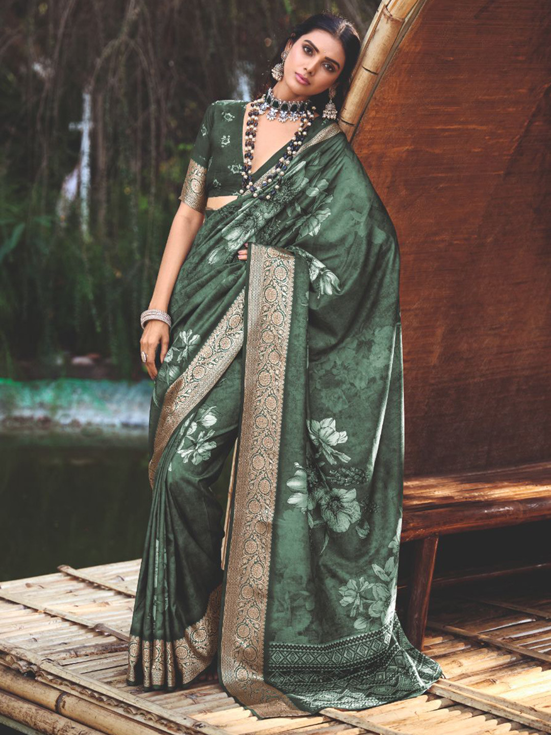

Sangria Floral Digital Printed Saree With Blouse Piece, Green