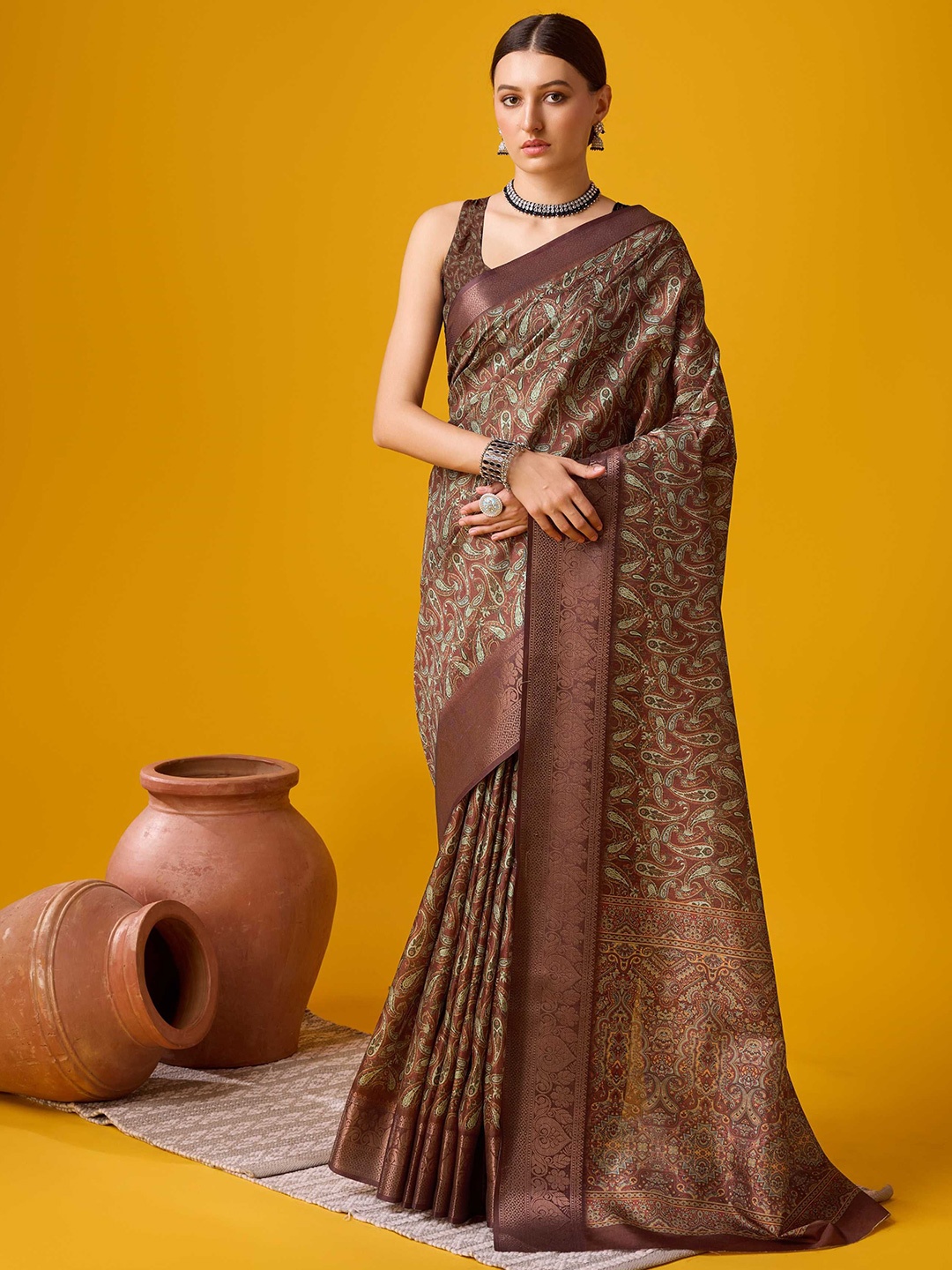 

DIVASTRI Paisley Printed Zari Saree, Brown