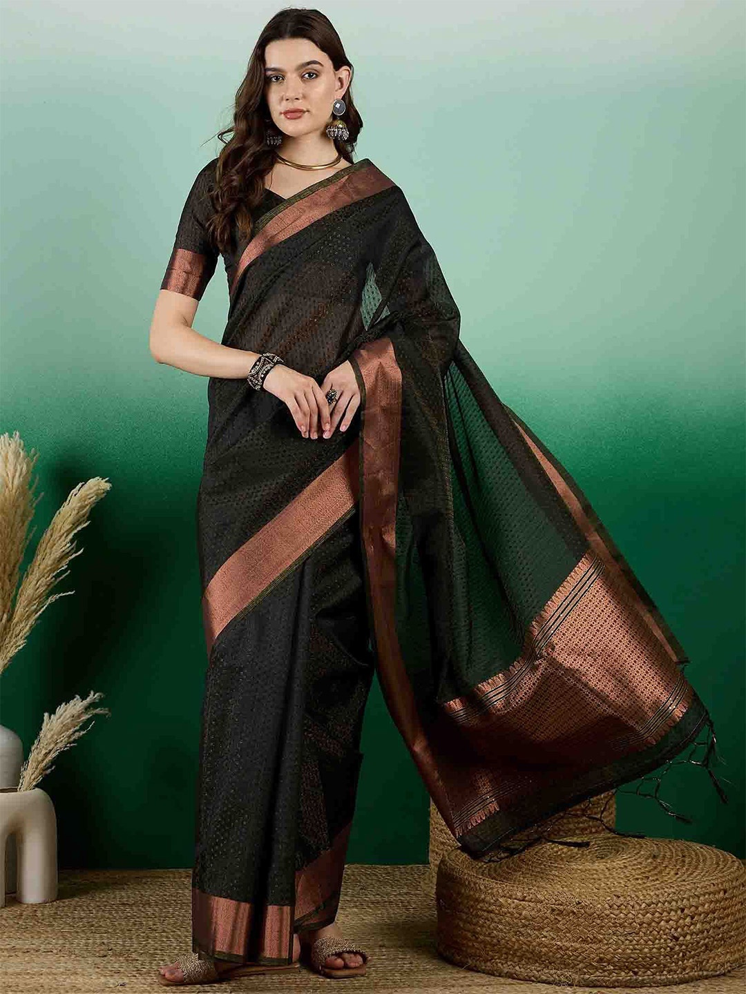 

DIVASTRI Woven Design Saree With Blouse, Black