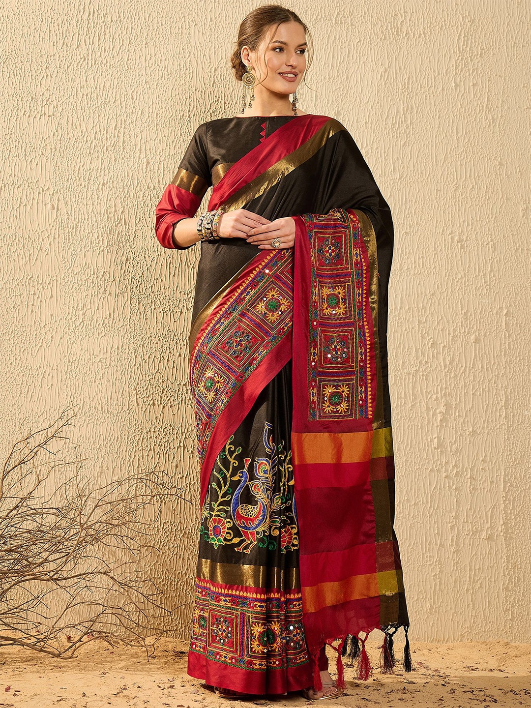 

DIVASTRI Floral Embroidered Banarasi Saree, Black
