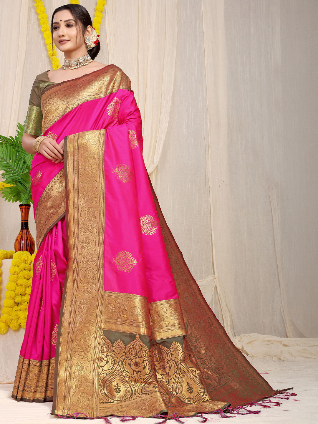 

Kandora Woven Design Zari Pure Silk Banarasi Saree, Pink