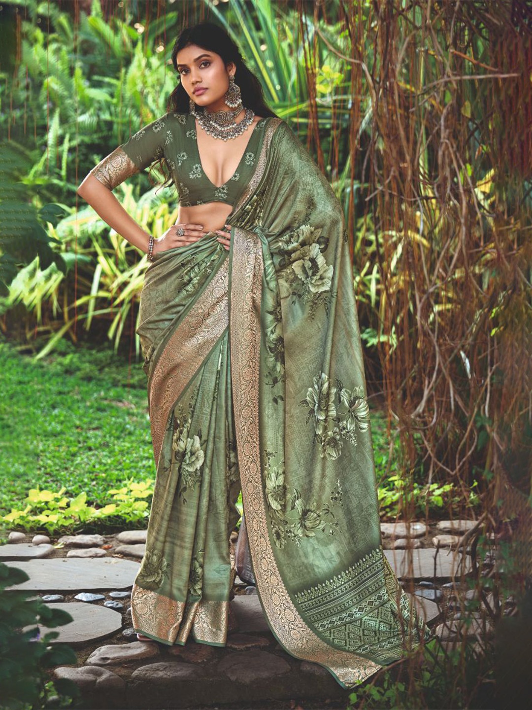 

Sangria Digital Floral Printed Saree With Blouse Piece, Olive