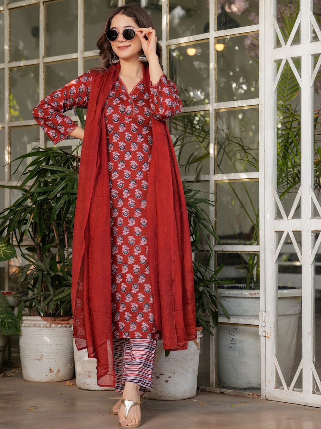 

Anara Floral Printed V-Neck Straight Pure Cotton Kurta With Pyjamas And Dupatta, Maroon