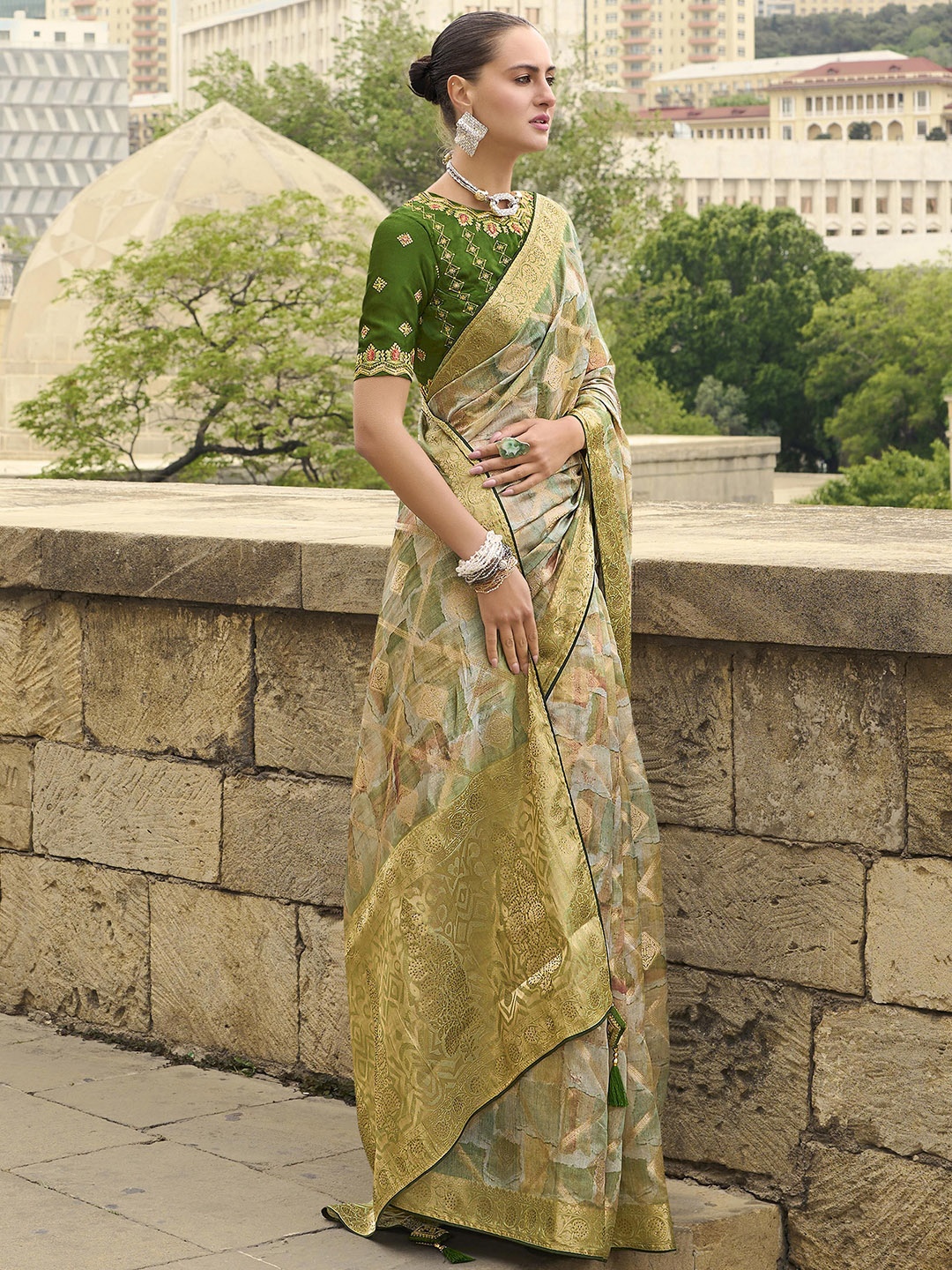 

Sangria Woven Design Saree With Blouse Piece, Green