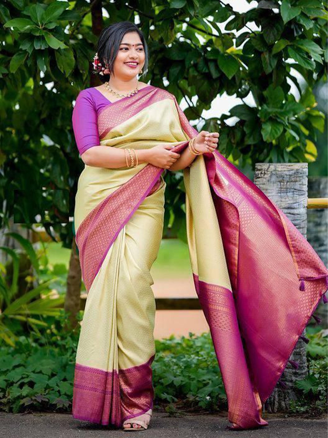 

A TO Z CART Woven Design Zari Pure Silk Banarasi Saree, Green