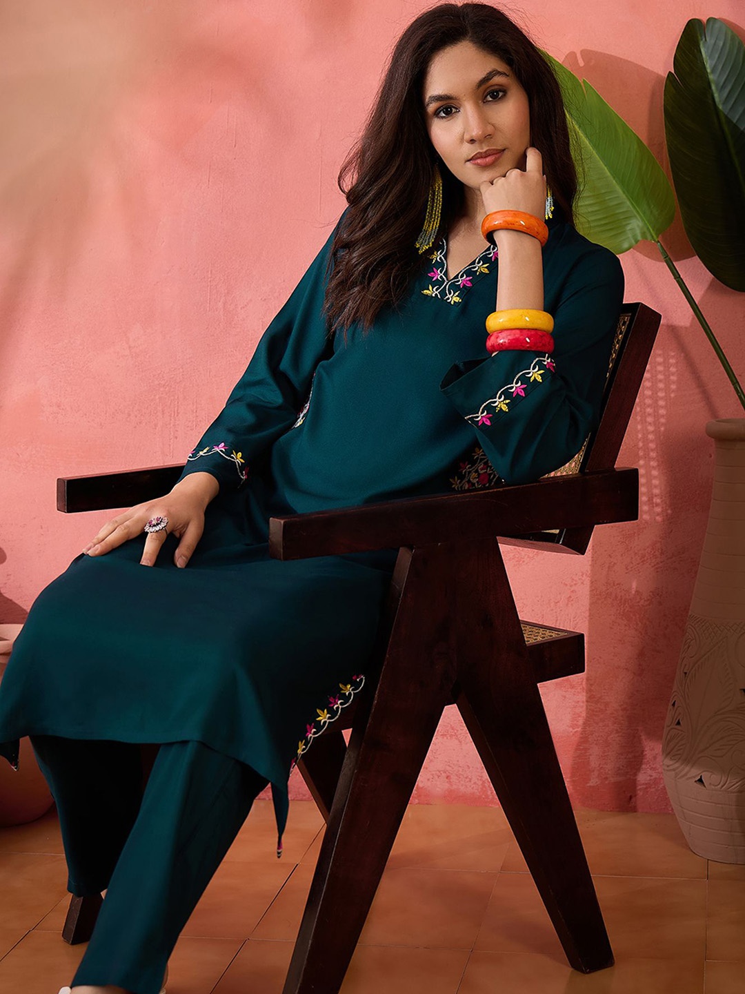 

Sangria Floral Embroidered Mandarin Collar Straight Kurta With Trousers, Teal