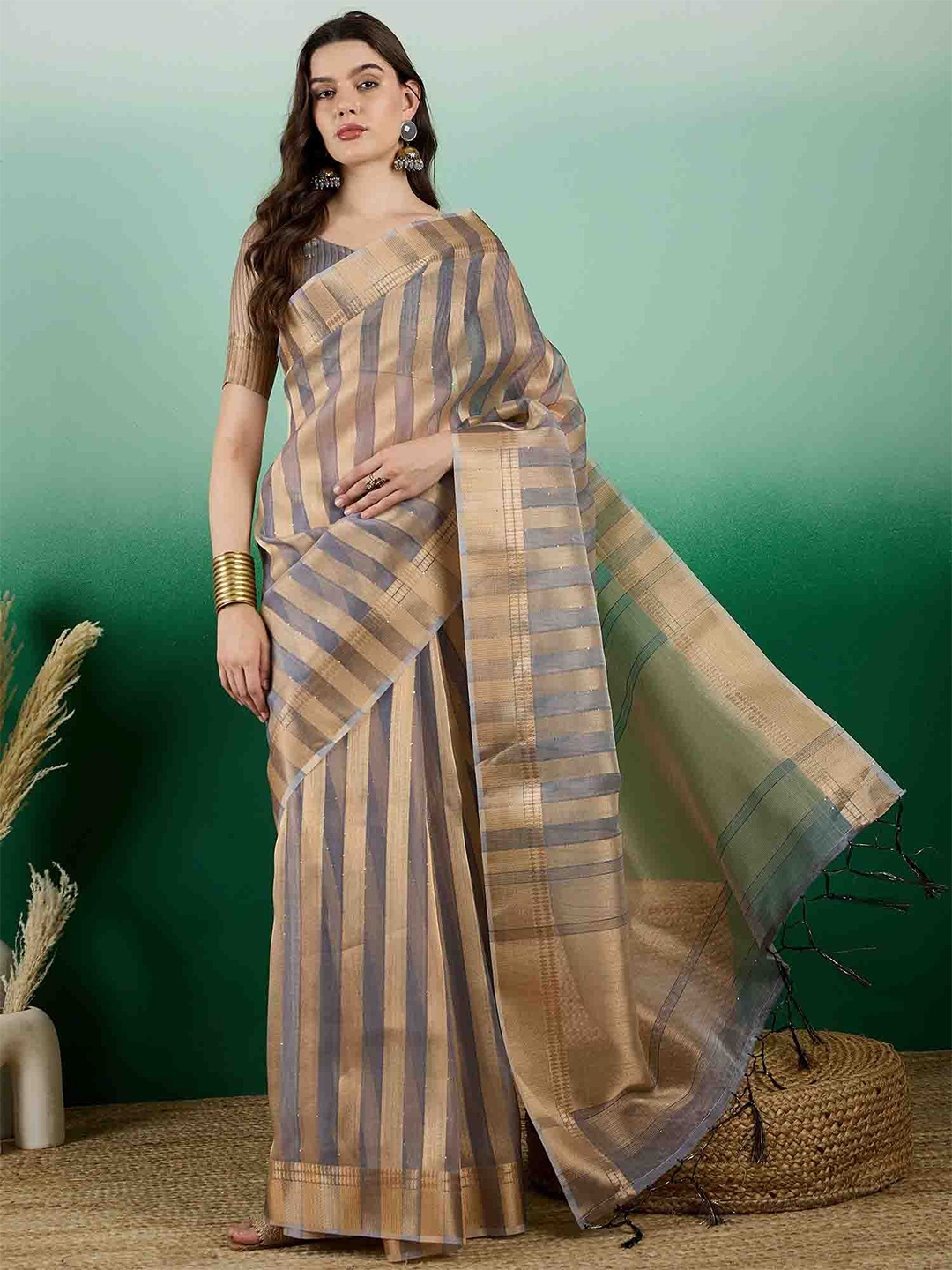 

DIVASTRI Woven Design Saree With Blouse, Grey
