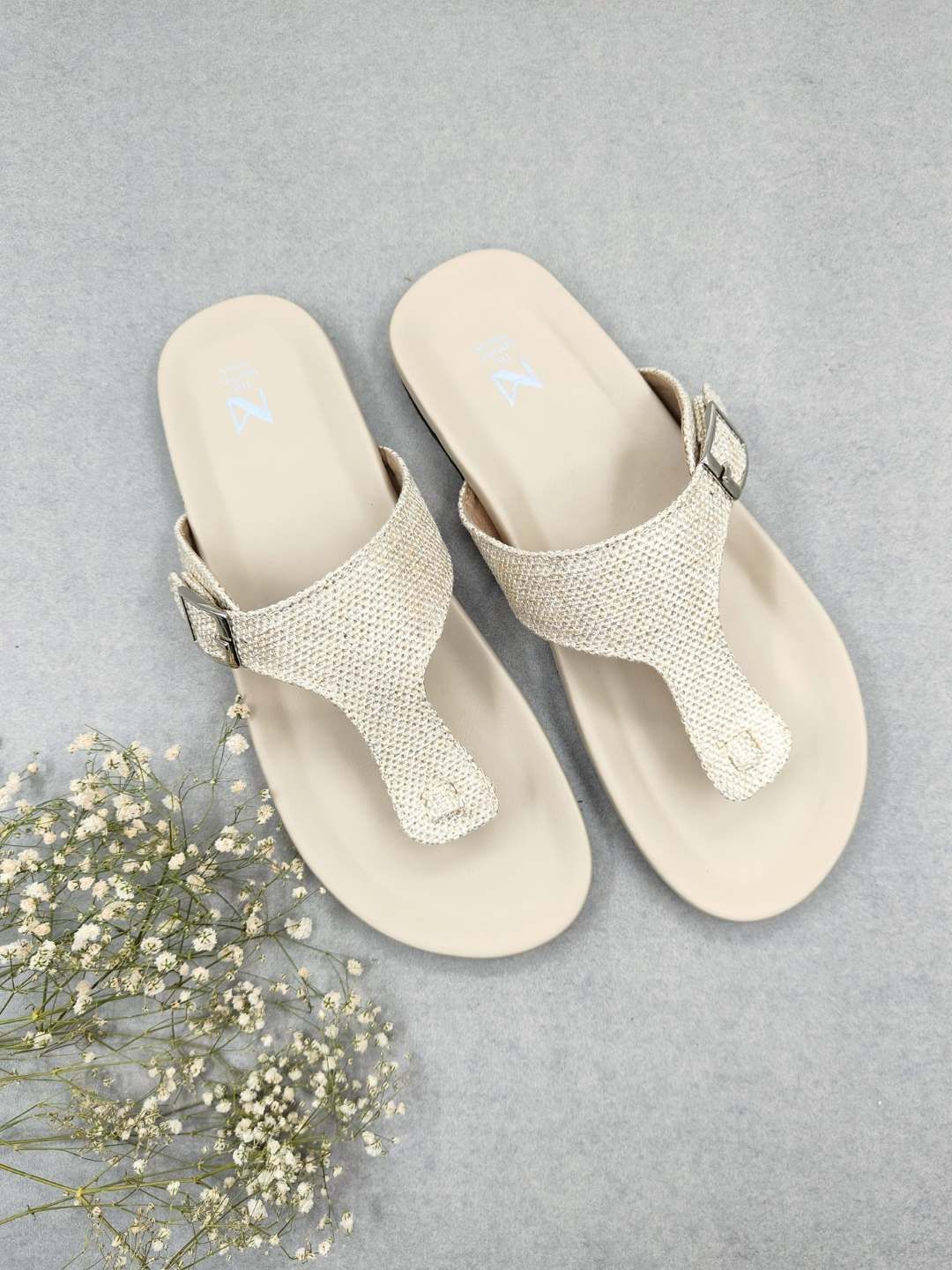 

THE MADRAS TRUNK Women Embellished T-Strap Flats, Off white