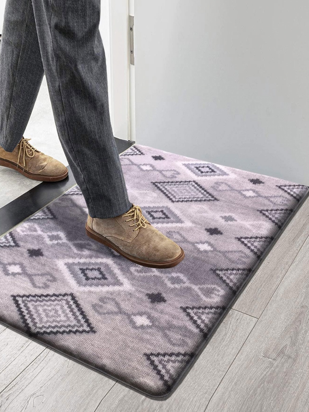 

LUXEHOME INTERNATIONAL Black & Grey Geometric Printed Anti-Skid Doormat