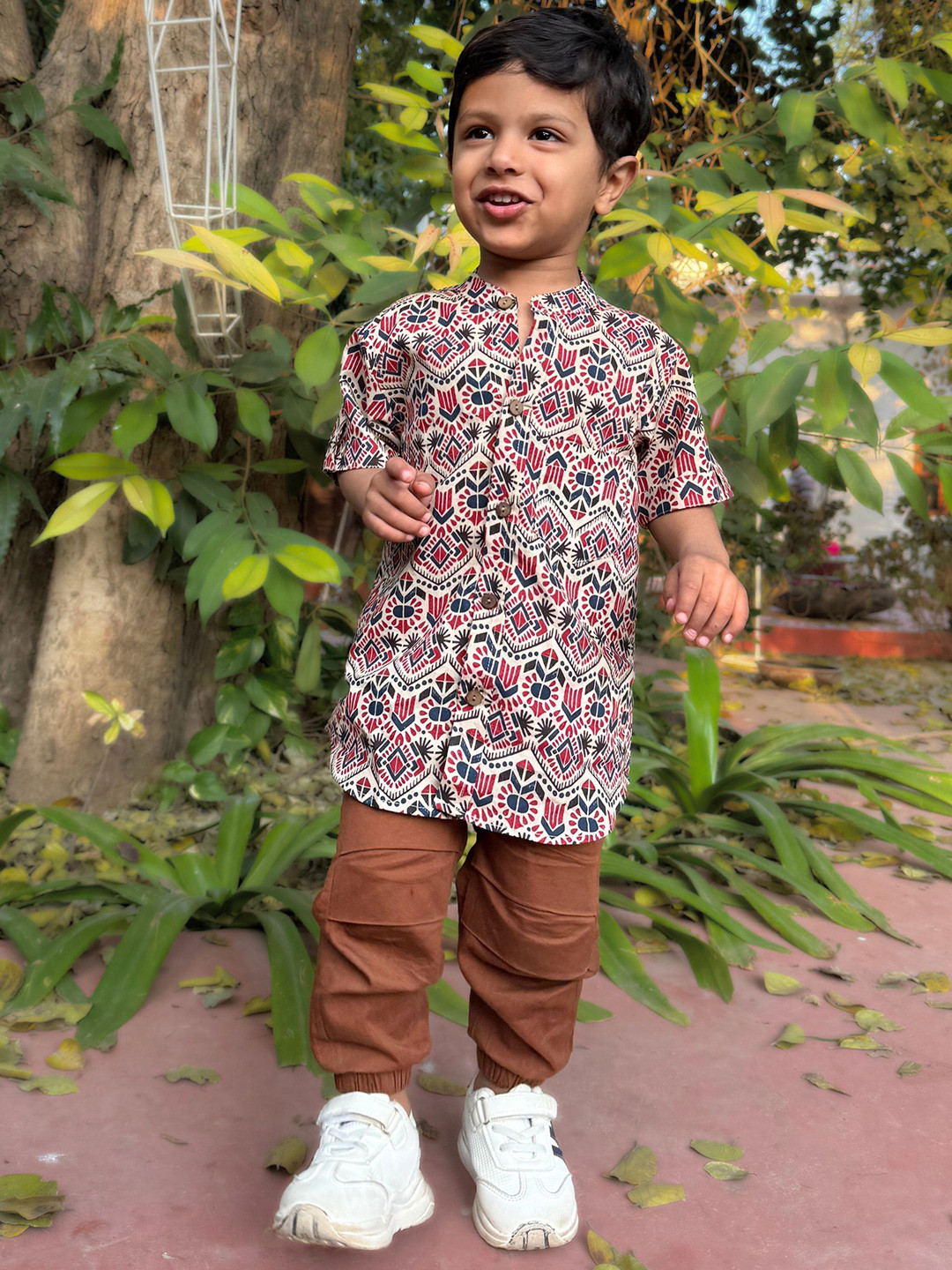 

Peekaaboo Boys Printed Pure Cotton Shirt With Shorts, Red