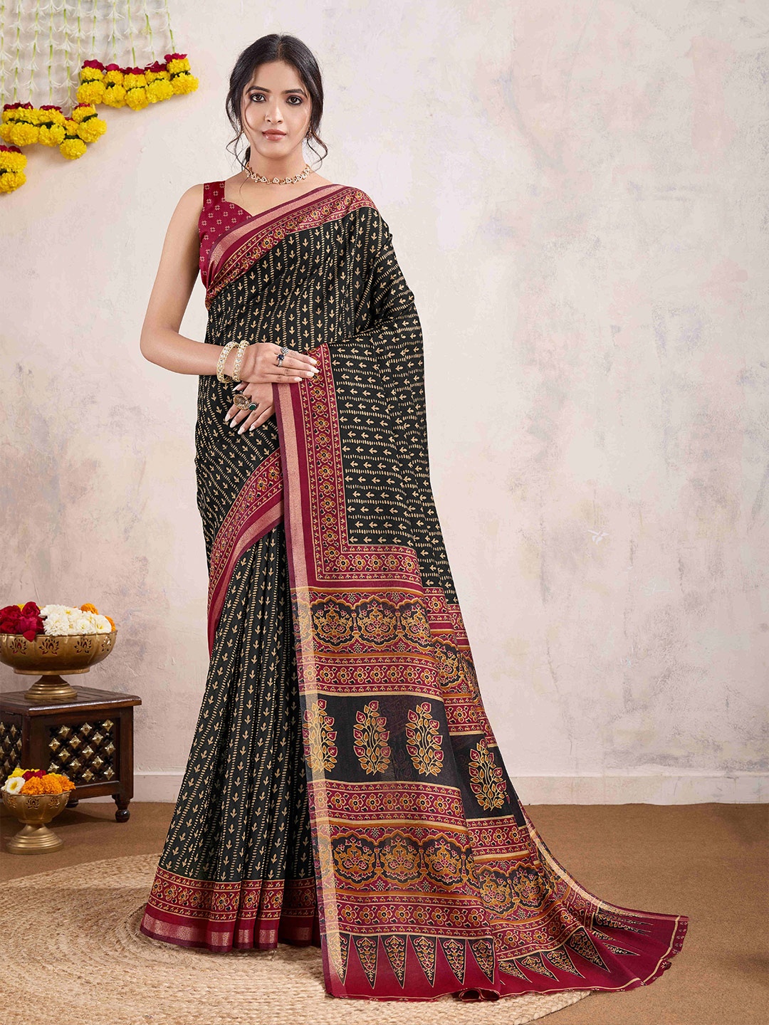 

Rekha Maniyar Ethnic Motifs Zari Pure Cotton Dabu Saree, Black