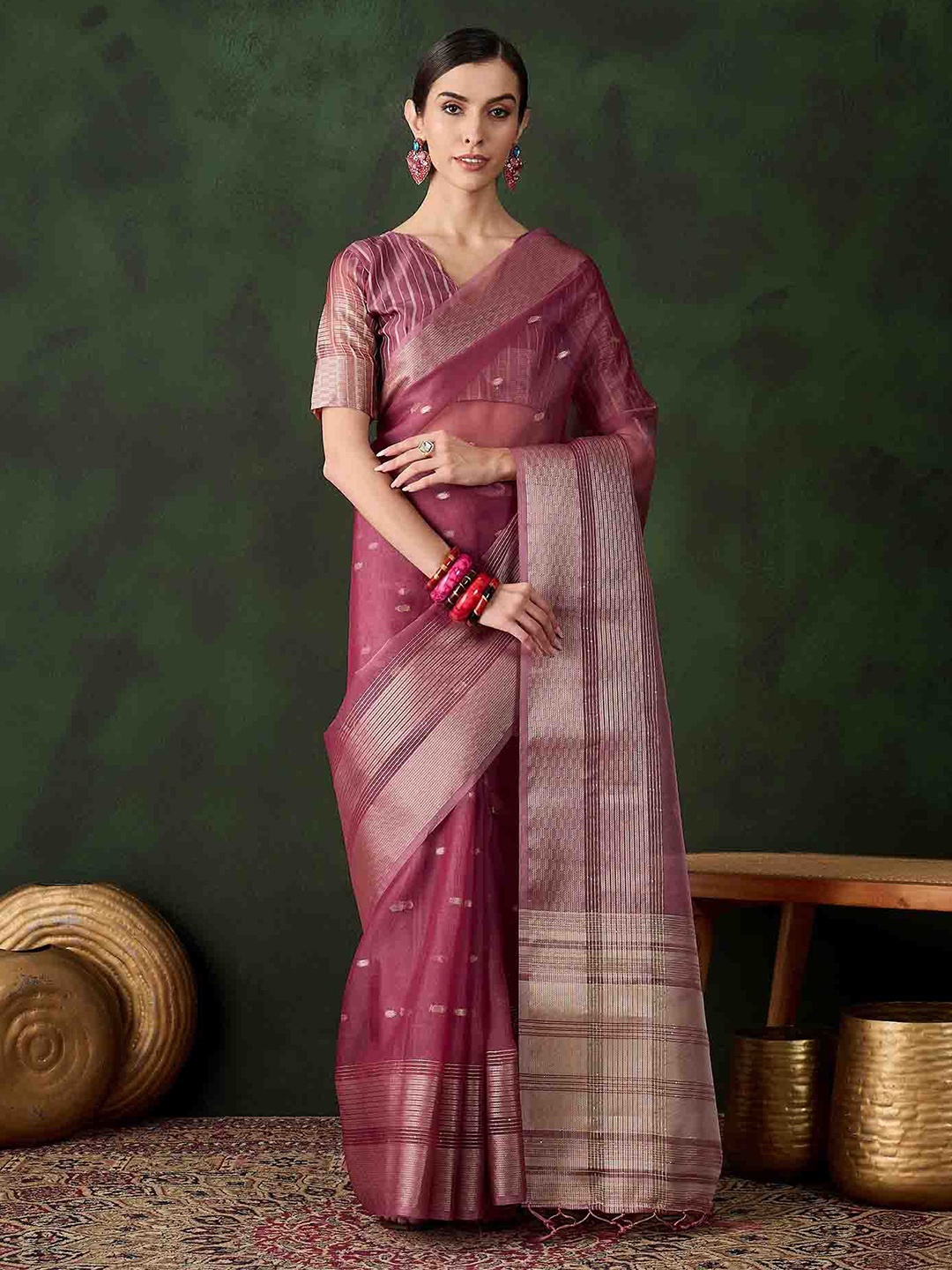 

DIVASTRI Woven Design Saree With Blouse, Magenta