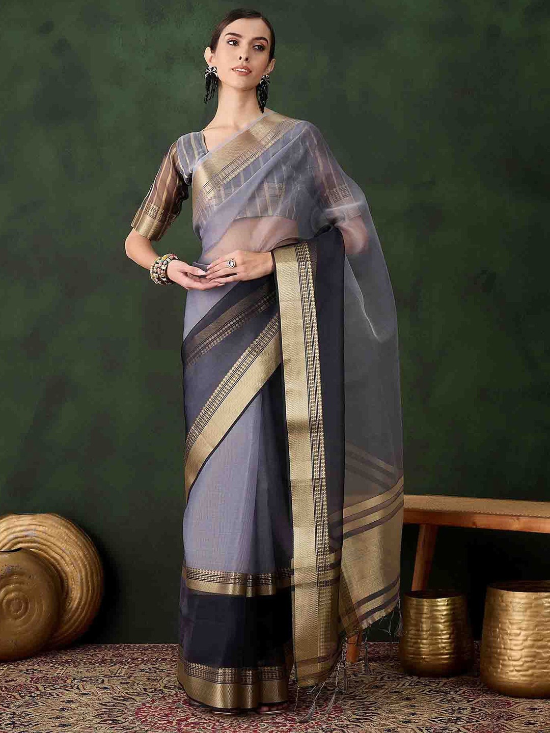 

DIVASTRI Color Blocked Saree With Blouse, Grey