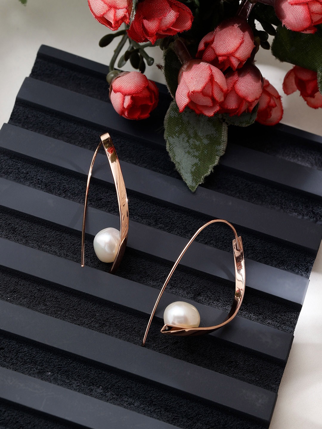 

DIAVO Sterling-Silver Rose Gold-Plated Pearls Beaded Contemporary Shaped Drop Earrings