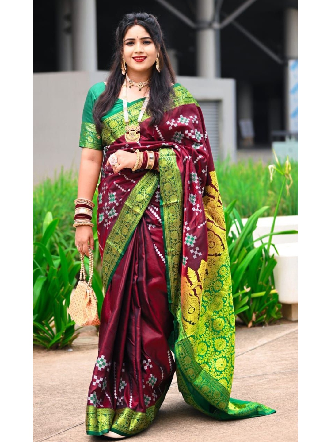 

GS CREATION Woven Design Zari Art Silk Banarasi Saree, Maroon