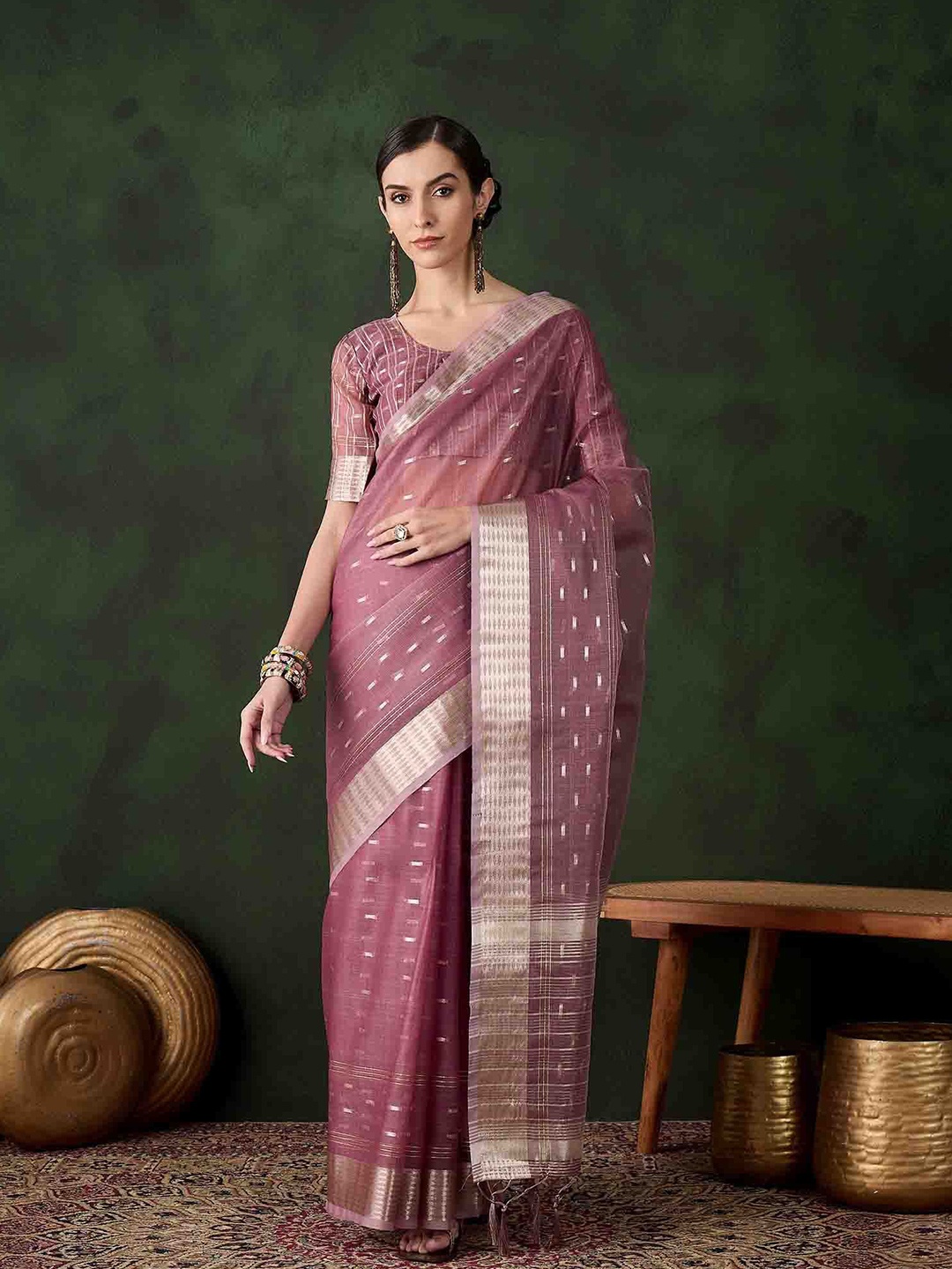 

DIVASTRI Woven Design Saree With Blouse, Magenta