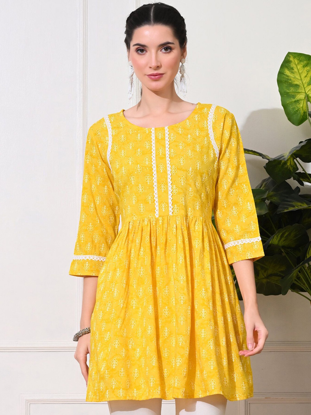 

GLOWWORLD Floral Printed Round Neck A-Line Short Kurti, Yellow