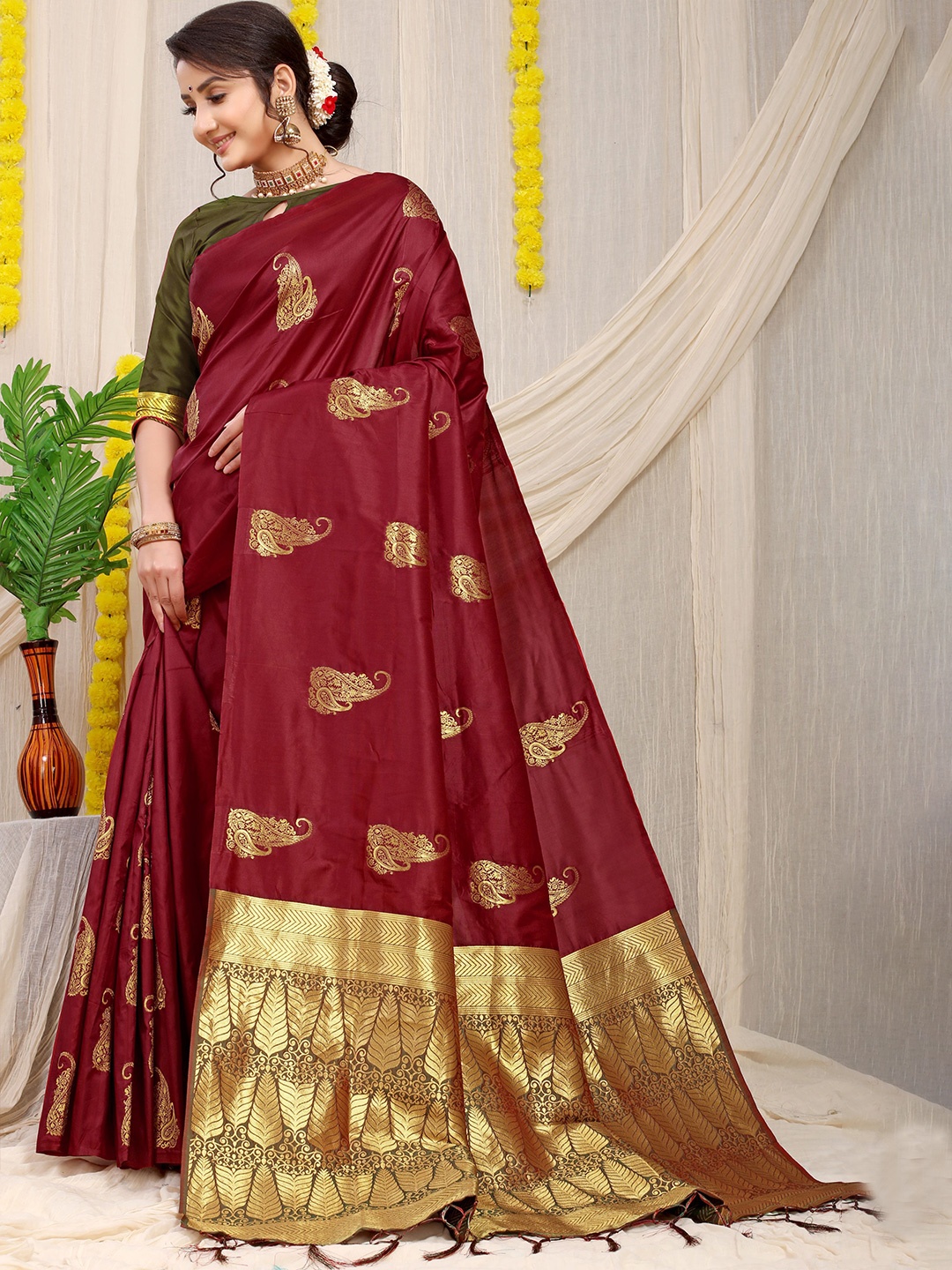 

Kandora Woven Design Zari Pure Silk Banarasi Saree, Maroon