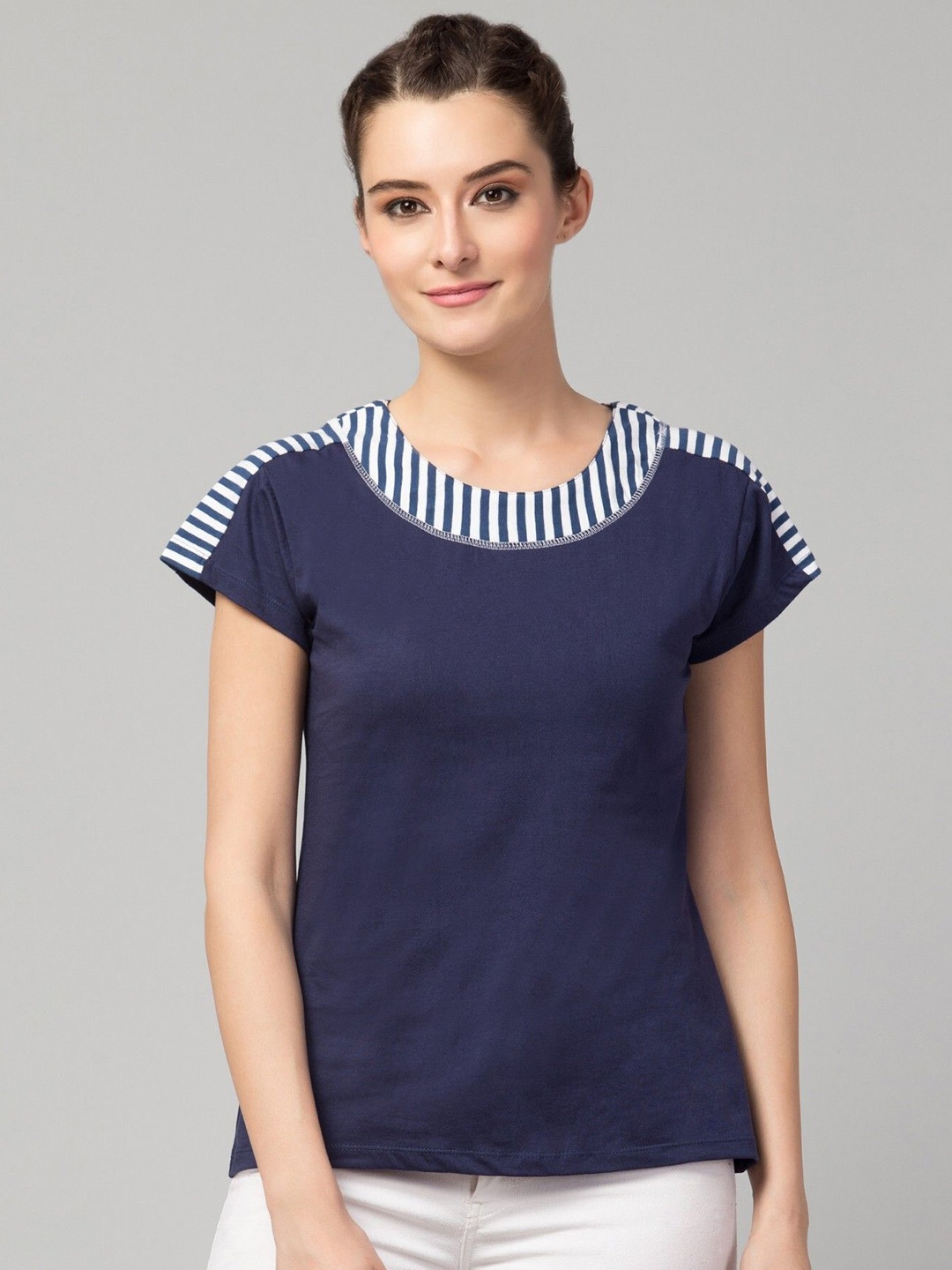 

CLOTHY Women Pockets T-shirt, Blue
