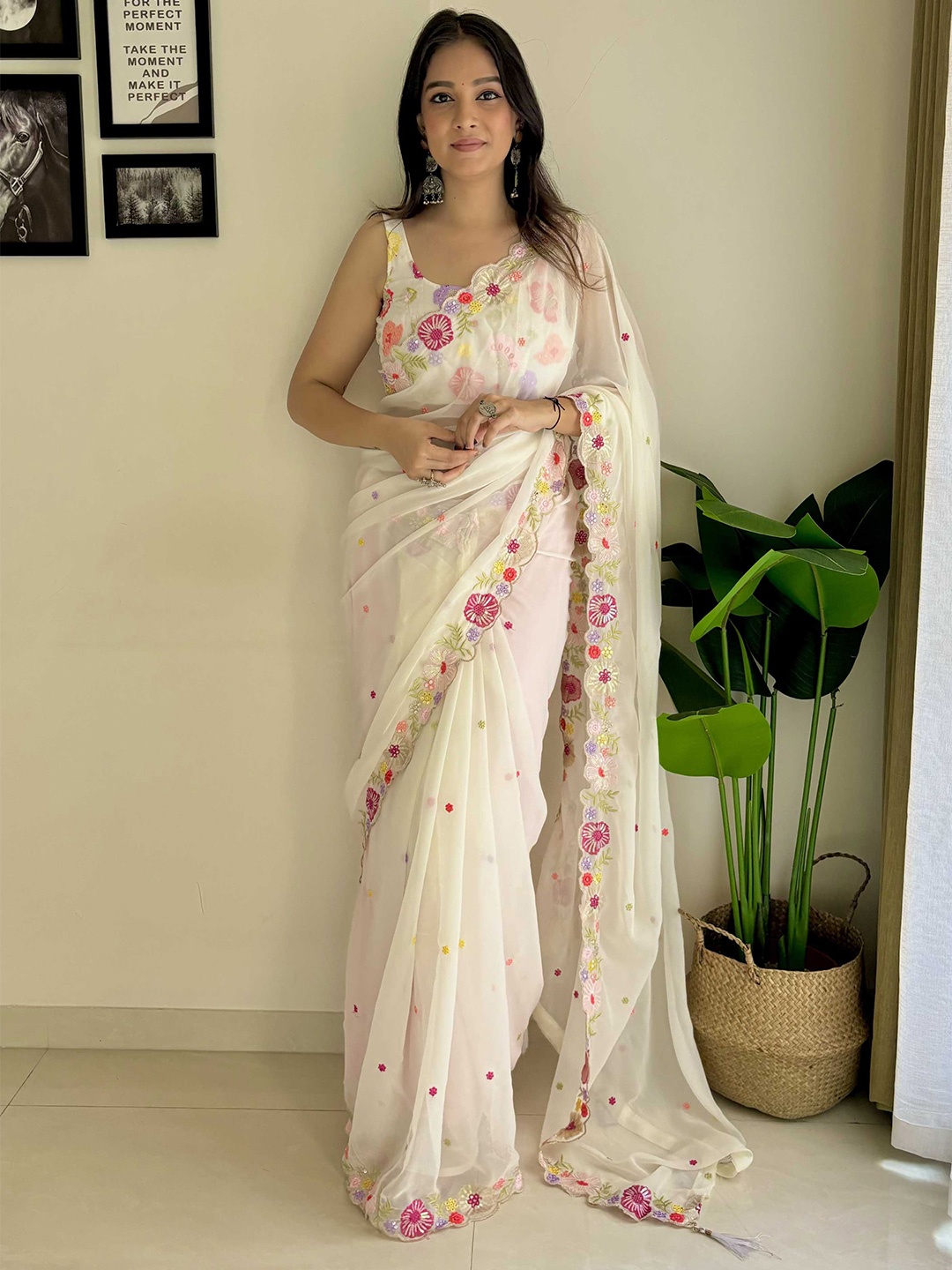 

DIVASTRI Floral Sequinned Poly Georgette Saree, White