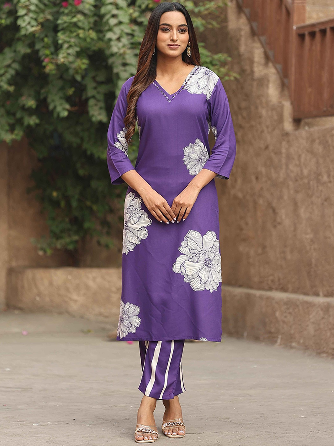 

KODILA ENTERPRISE Floral Printed V-Neck Straight Kurta With Trouser, Purple