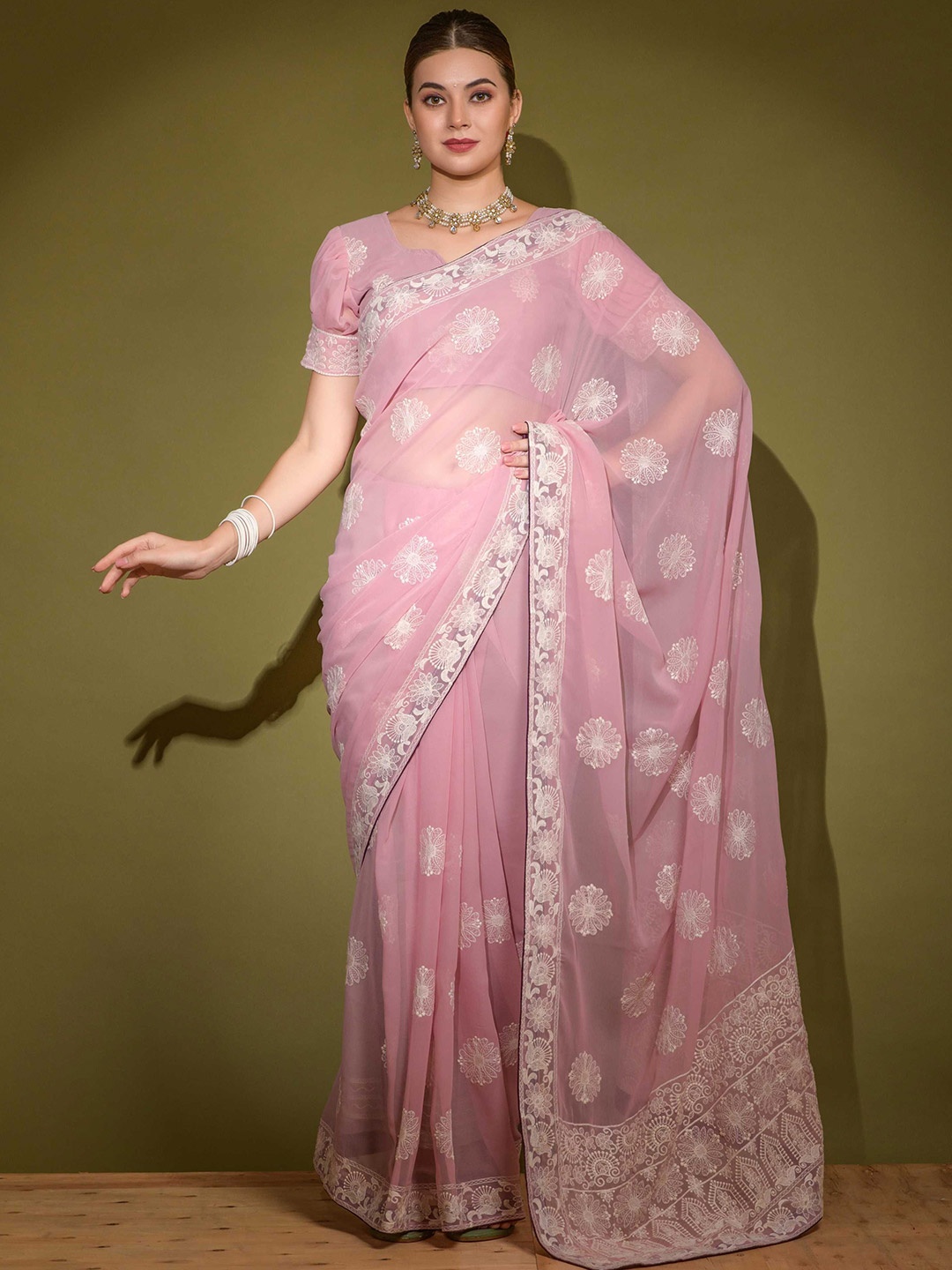 

DIVASTRI Floral Embroidered Poly Georgette Saree, Pink