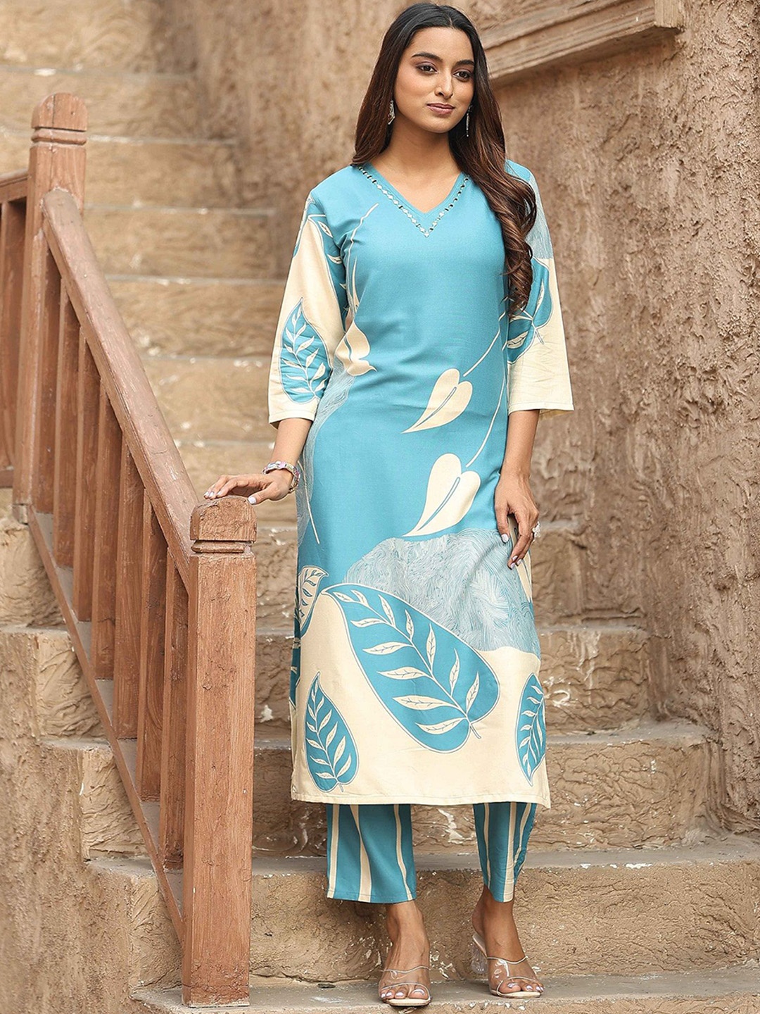 

KODILA ENTERPRISE Floral Printed V-Neck Straight Kurta With Trouser, Blue