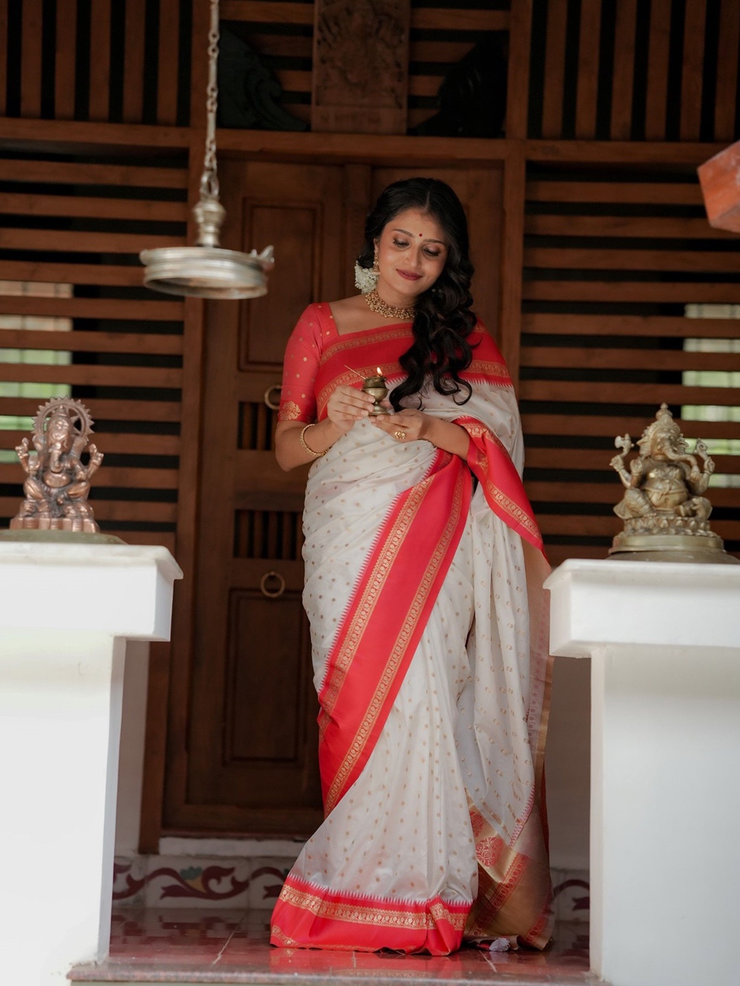

DIVASTRI Ethnic Motifs Zari Silk Blend Banarasi Saree, White