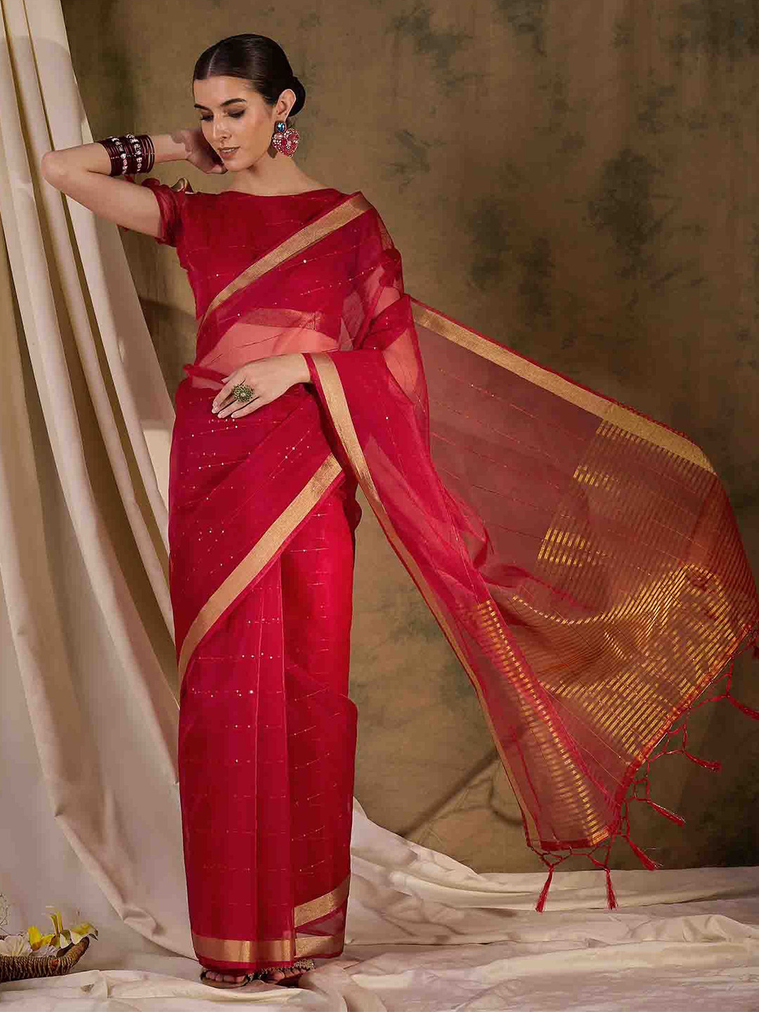 

DIVASTRI Striped Sequined Saree With Blouse, Red