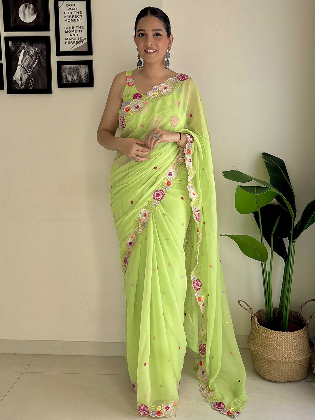 

DIVASTRI Floral Sequinned Poly Georgette Saree, Green