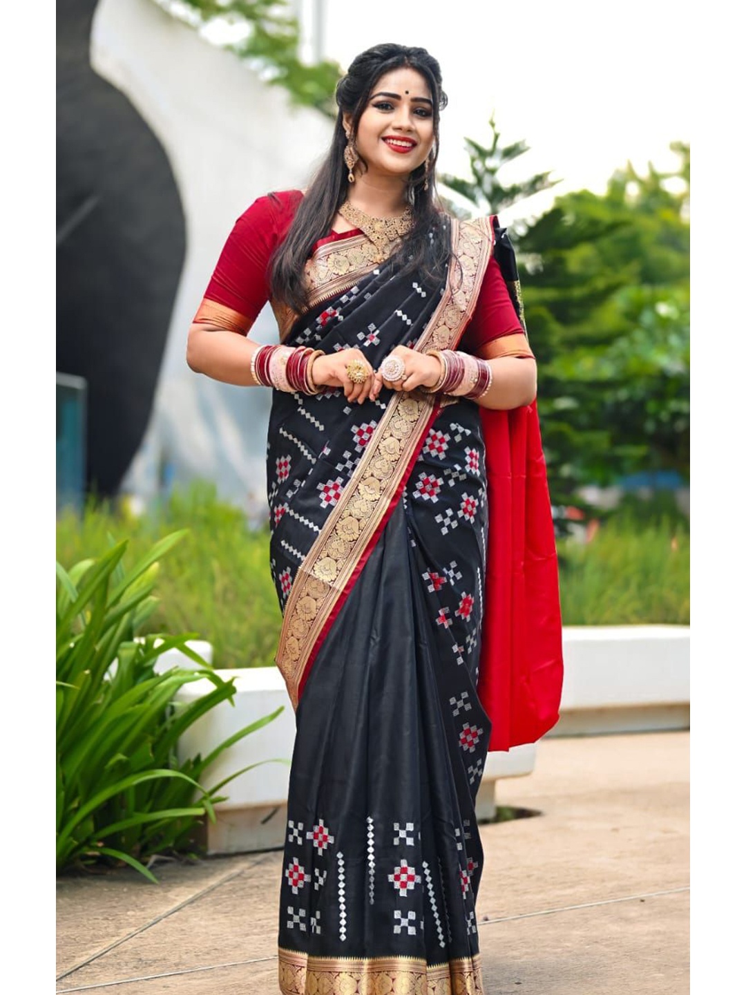 

GS CREATION Art Silk Banarasi Saree, Black