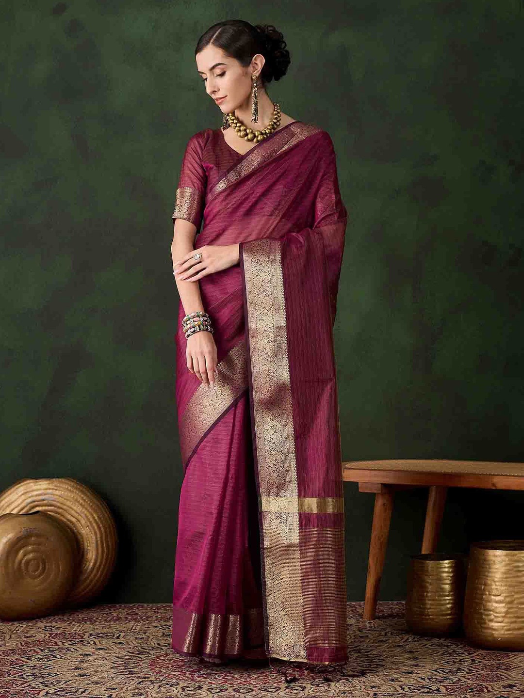 

DIVASTRI Woven Design Saree With Blouse, Magenta