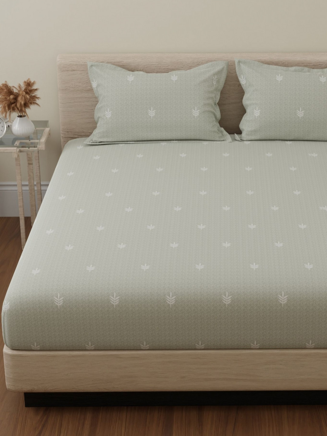 

Huesland Green & White Floral Printed 144 TC Pure Cotton King Bedsheet Set 1.08cm x 1.08cm