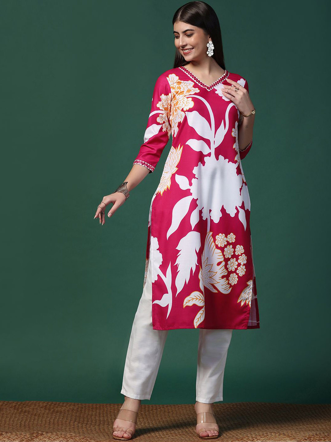 

Sangria Floral Printed V Neck Straight Kurta & Trousers, Pink
