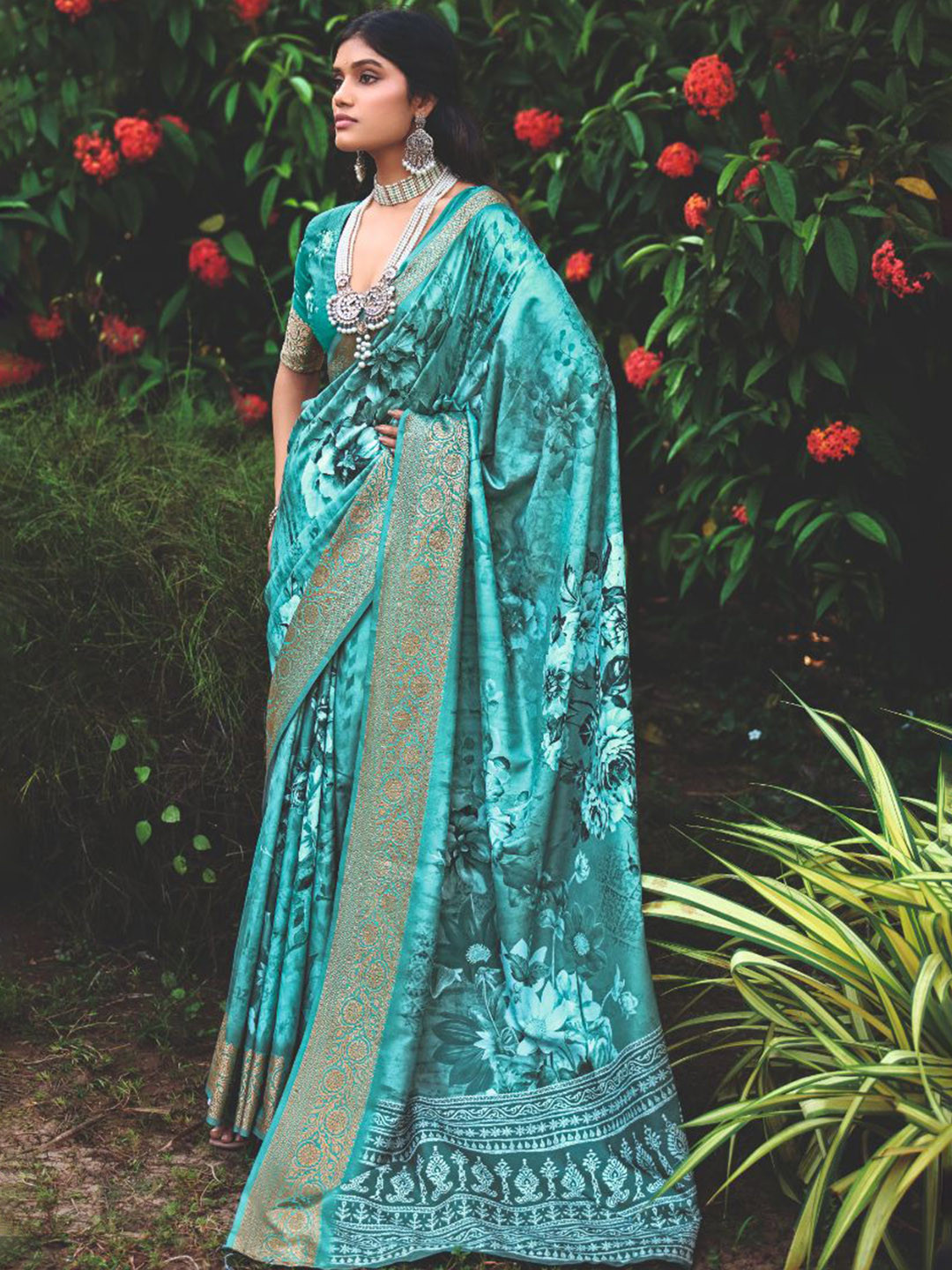 

Sangria Digital Floral Printed Saree With Blouse Piece, Green