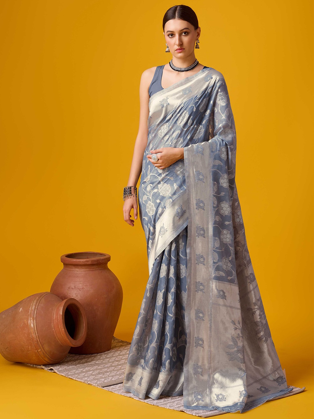 

DIVASTRI Woven Design Zari Saree, Grey