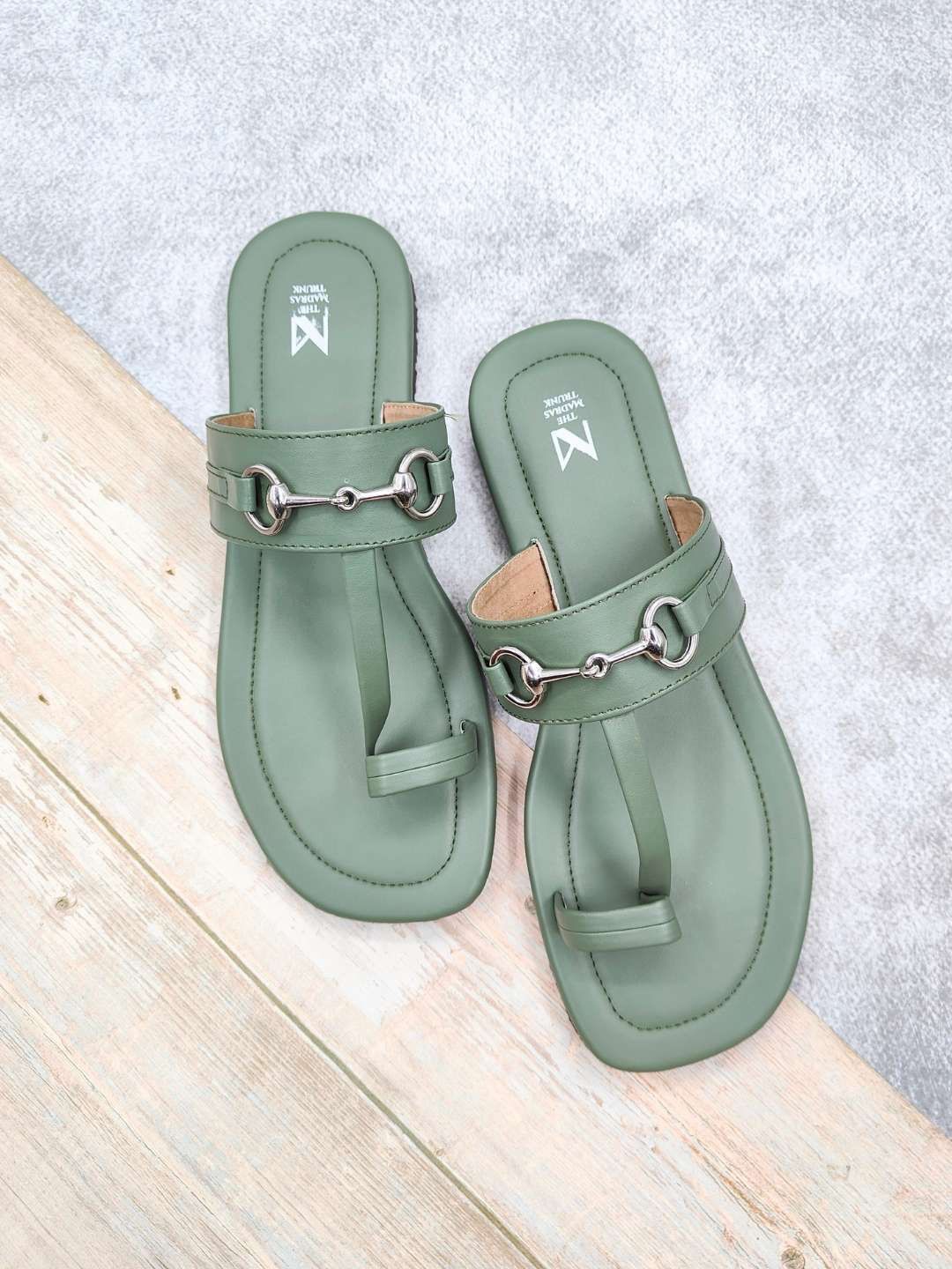 

THE MADRAS TRUNK Men Comfort Sandals, Green