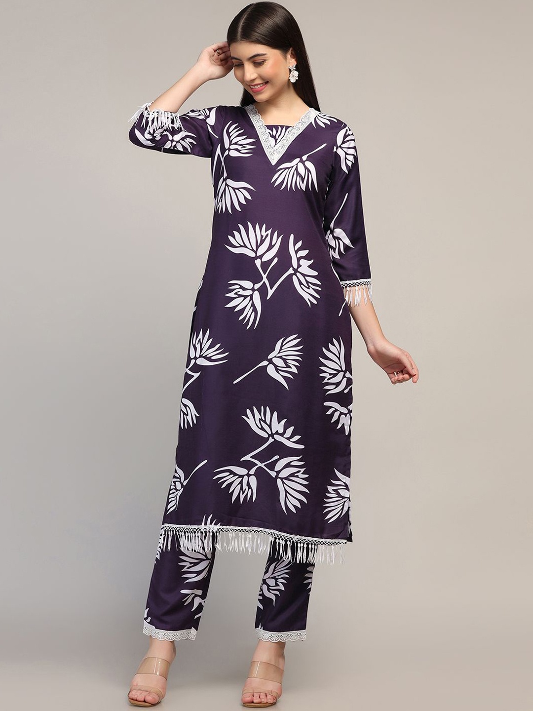 

Sangria Floral Printed V-Neck Straight Kurta With Trousers, Navy blue