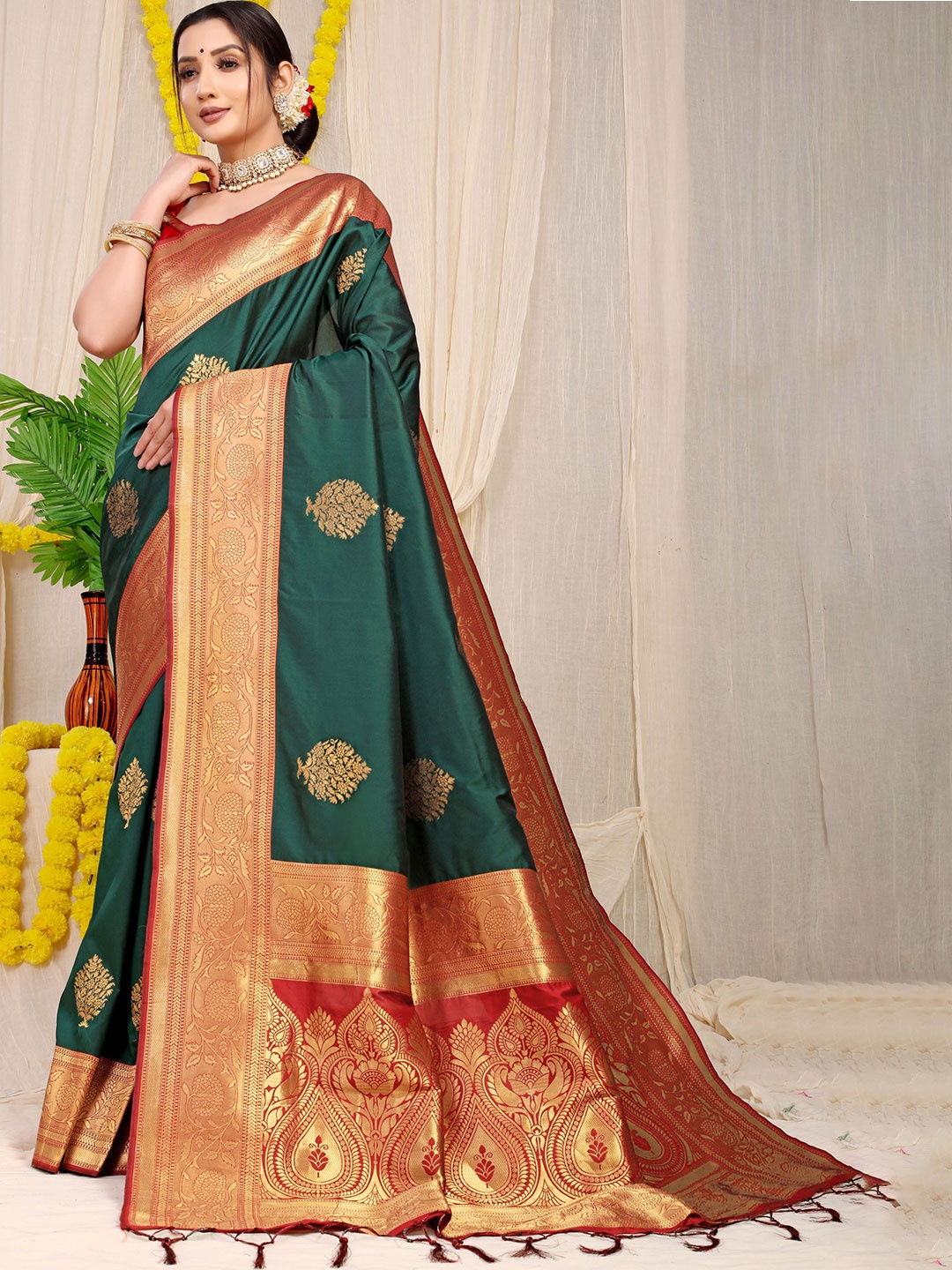 

Kandora Woven Design Zari Pure Silk Banarasi Saree, Green