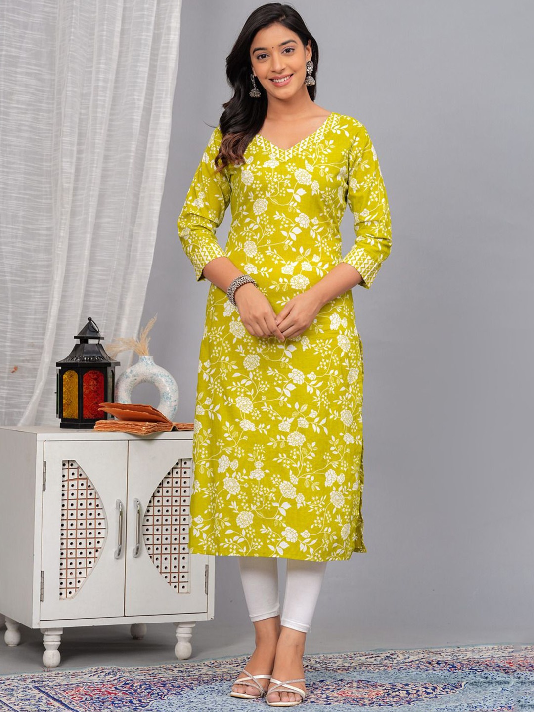 

Da Vastraagaar Floral Printed V-Neck Straight Kurta, Yellow