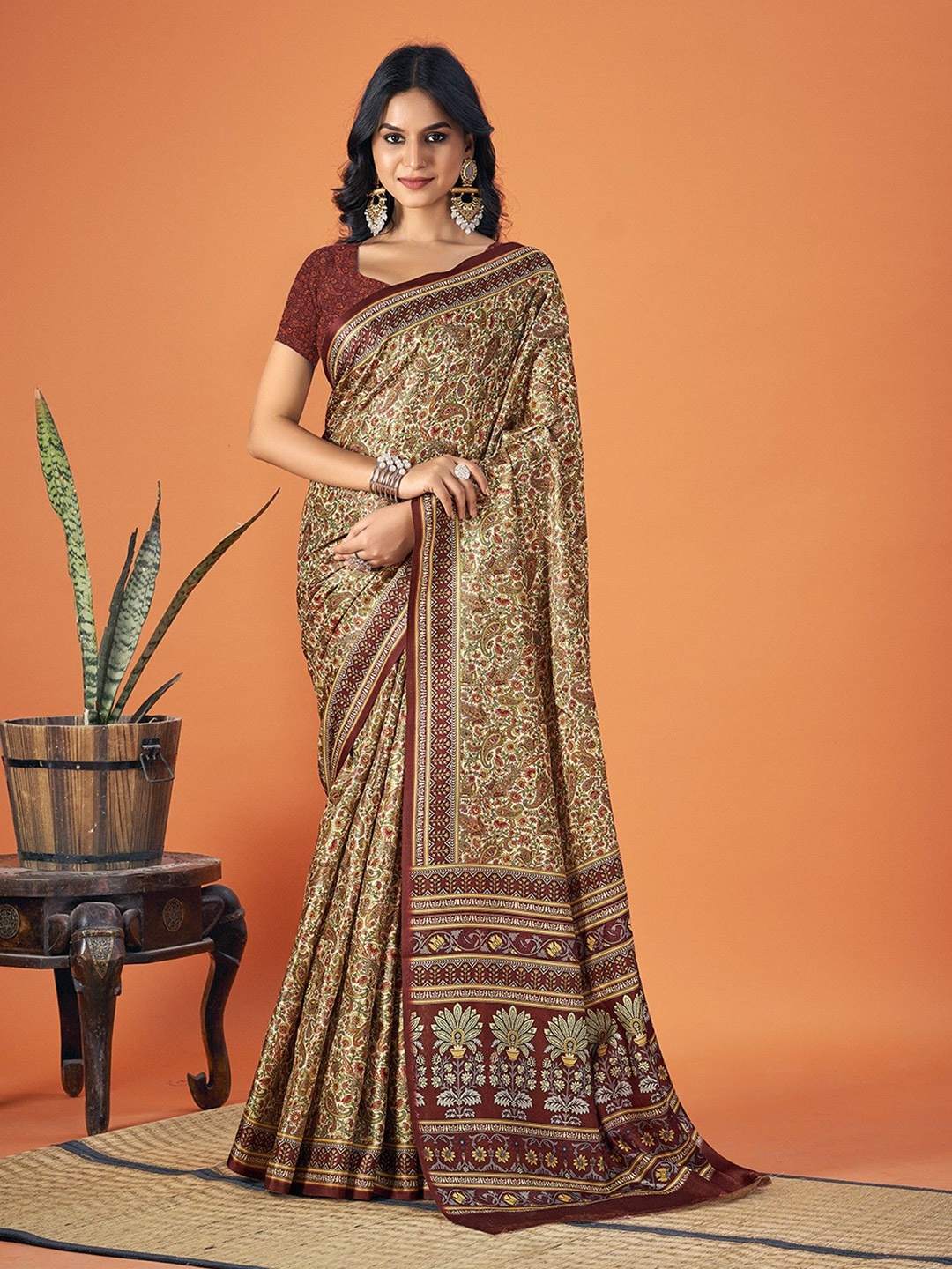 

DIVASTRI Paisley Printed Saree With Unstitched Blouse Piece, Beige