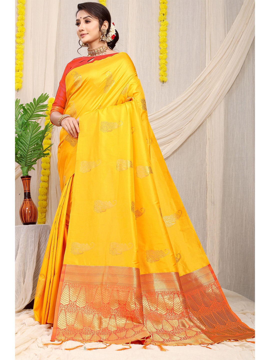 

Kandora Woven Design Zari Pure Silk Banarasi Saree, Mustard