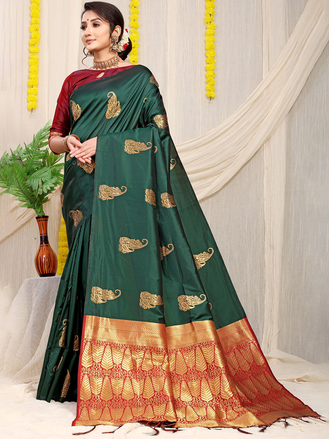

Kandora Woven Design Zari Pure Silk Banarasi Saree, Green