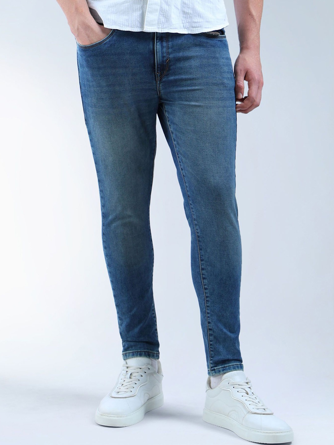 

Flying Machine Men Whiskers and Chevrons Relaxed Fit Light Fade Clean Look Jeans, Blue