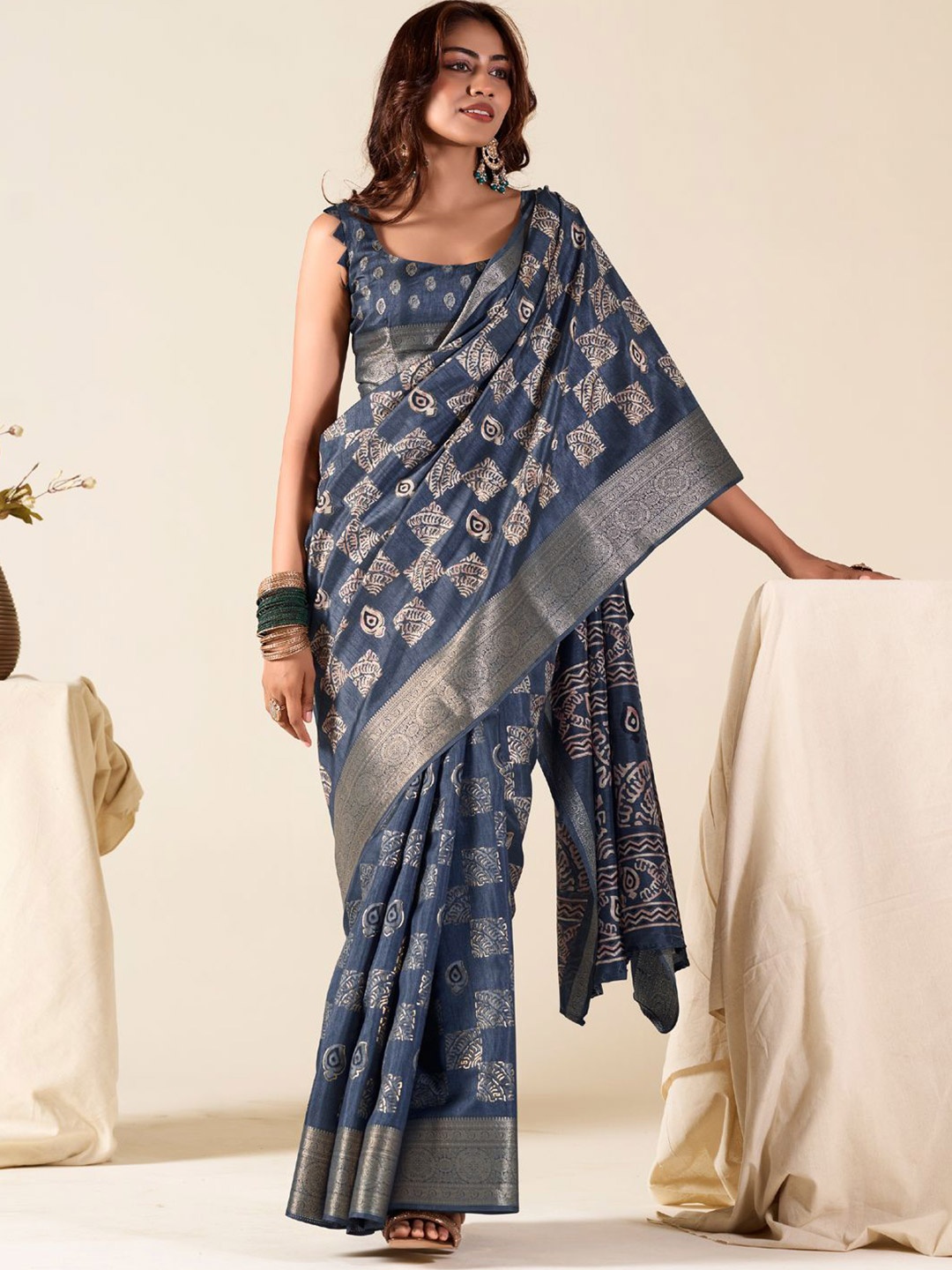

DIVASTRI Woven Design Zari Saree, Blue