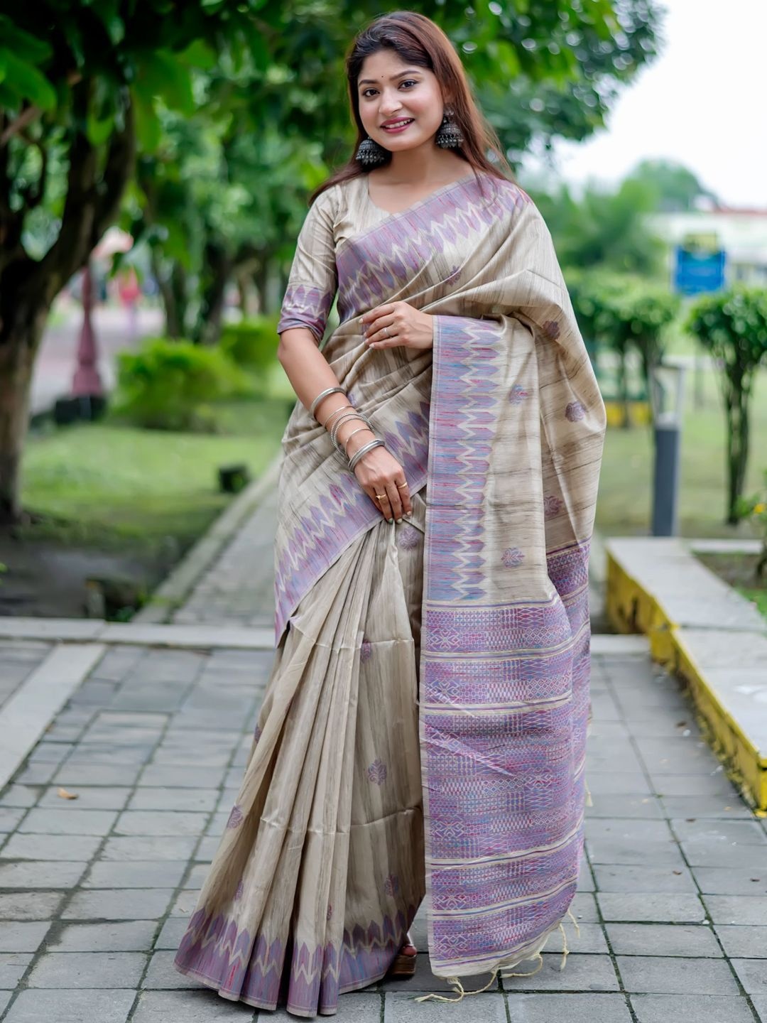 

DIVASTRI Woven Design Silk Blend Tussar Saree, Beige