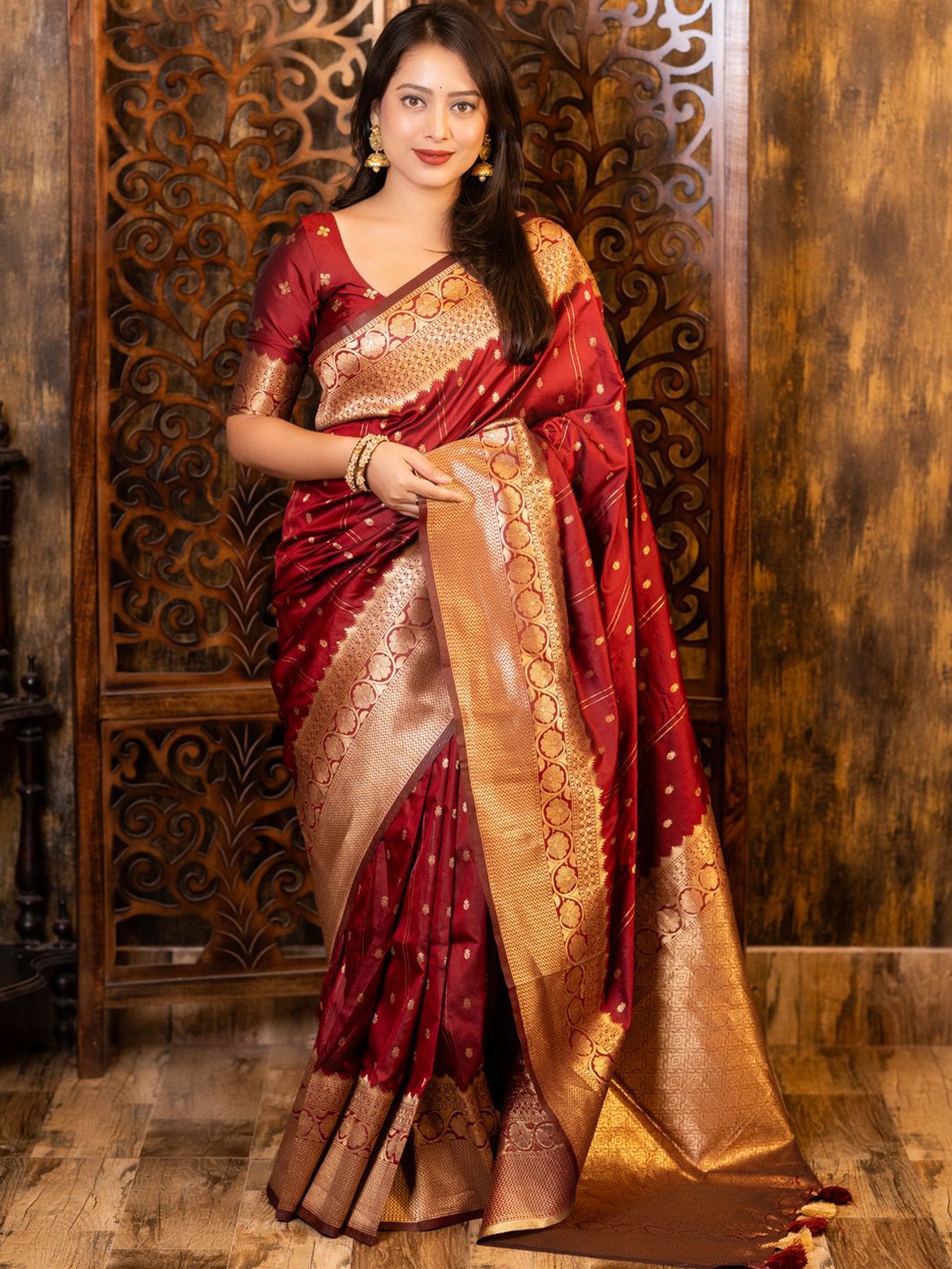 

DIVASTRI Woven Design Zari Silk Blend Banarasi Saree, Maroon