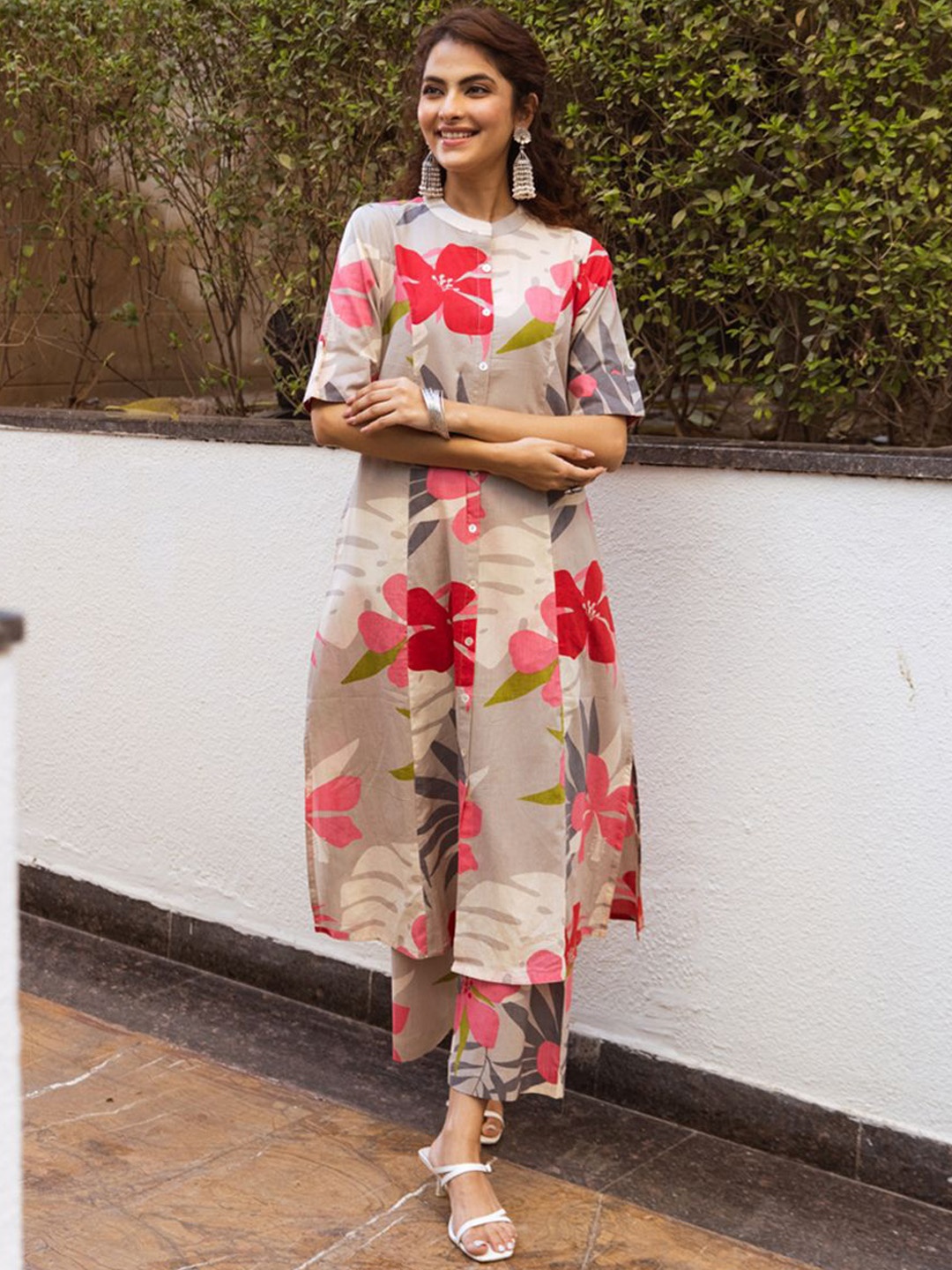 

ARAVALII Floral Printed Mandarin Collar Tunic And Trousers, Beige