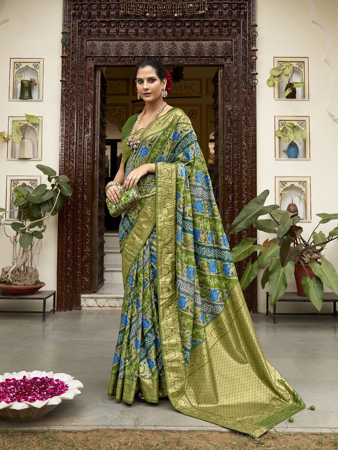 

Sangria Tussar Floral Printed Saree With Blouse Piece, Green